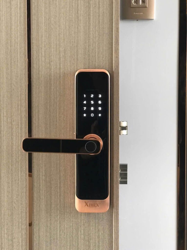 khóa vân tay cửa composite tại hồ chí minh