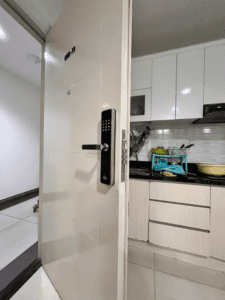 Khóa vân tay cửa gỗ lắp tại Dĩ An, Bình Dương